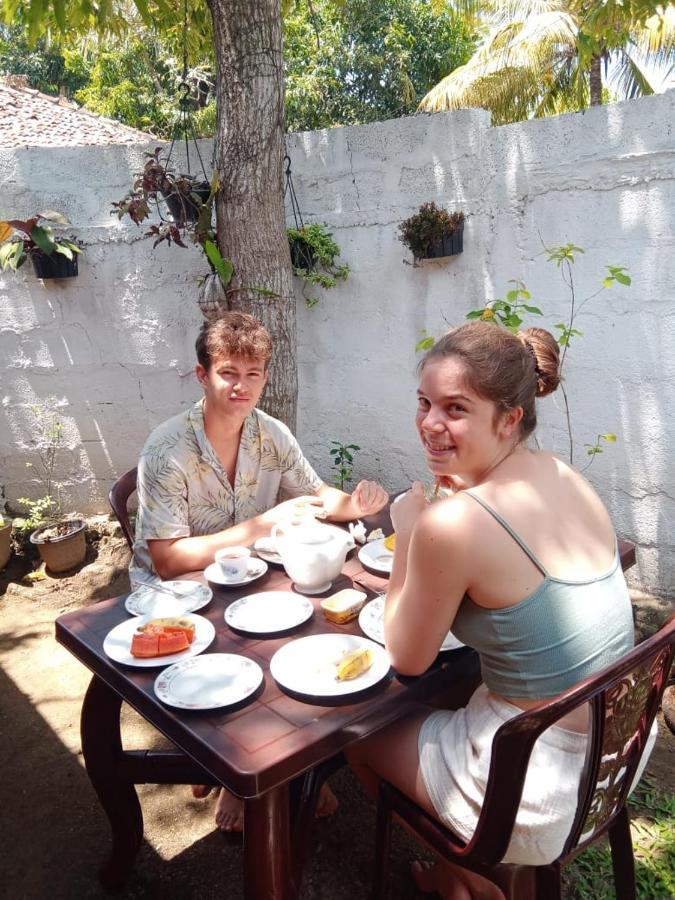 Menaka Homestay Tangalle Bagian luar foto